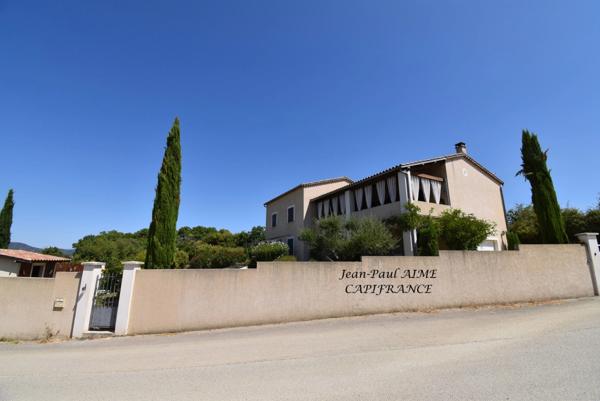 BARJAC – Une propriété de 210 m2 dont un appartement de 70 m2 avec panorama sur les Cévennes, à quelques pas du cœur du village