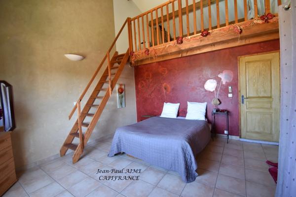 BARJAC – Une propriété de 210 m2 dont un appartement de 70 m2 avec panorama sur les Cévennes, à quelques pas du cœur du village