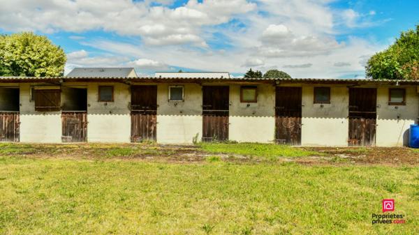 77280 OTHIS Corps de ferme d'une surface de 2000²