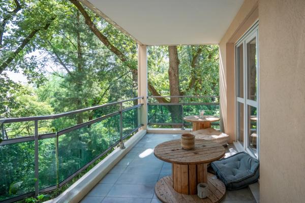 Grand T3 de 78 m² avec terrasse, garage possible et piscine privative à Bron (69)