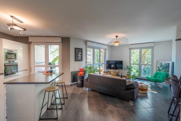 Grand T3 de 78 m² avec terrasse, garage possible et piscine privative à Bron (69)