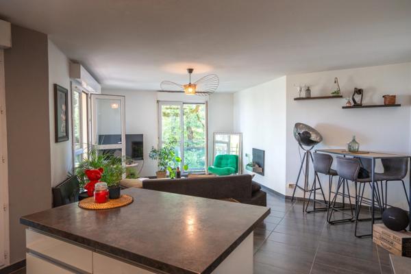 Grand T3 de 78 m² avec terrasse, garage possible et piscine privative à Bron (69)
