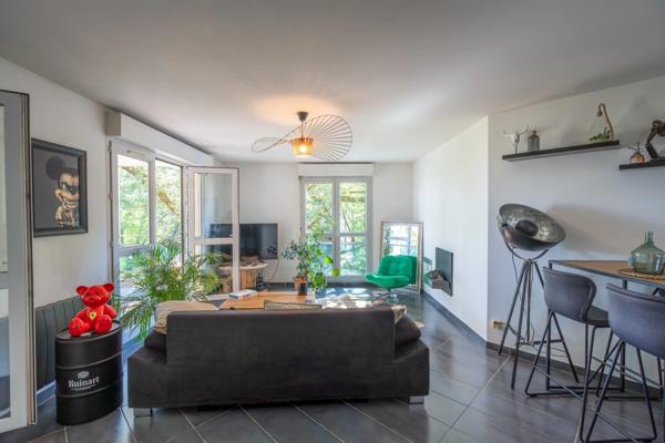 Grand T3 de 78 m² avec terrasse, garage possible et piscine privative à Bron (69)