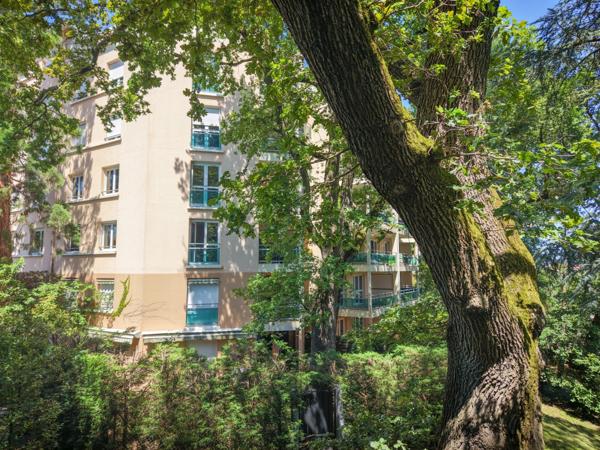 Grand T3 de 78 m² avec terrasse, garage possible et piscine privative à Bron (69)