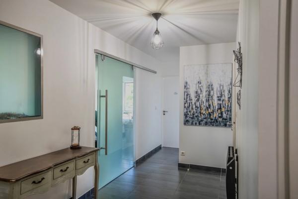 Grand T3 de 78 m² avec terrasse, garage possible et piscine privative à Bron (69)