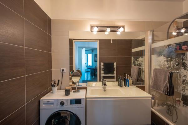 Grand T3 de 78 m² avec terrasse, garage possible et piscine privative à Bron (69)
