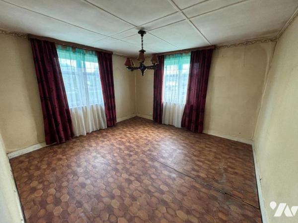 Maison 5 pièces (environ 90 m² habitables - A rénover totalement), située à proximité du centr