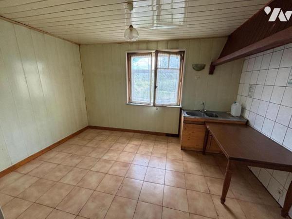 Maison 5 pièces (environ 90 m² habitables - A rénover totalement), située à proximité du centr