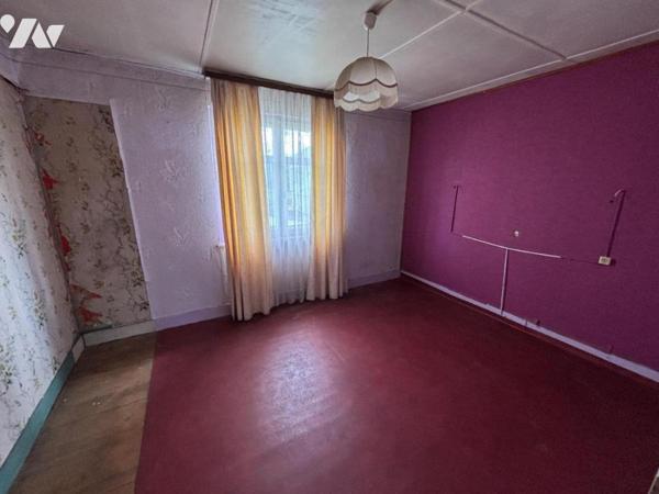 Maison 5 pièces (environ 90 m² habitables - A rénover totalement), située à proximité du centr