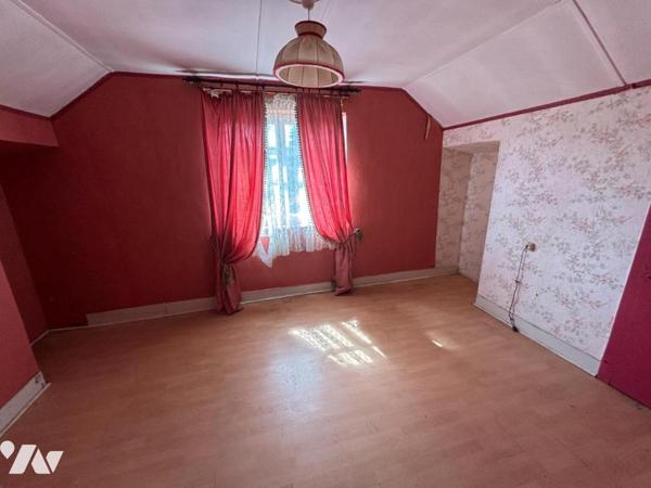 Maison 5 pièces (environ 90 m² habitables - A rénover totalement), située à proximité du centr