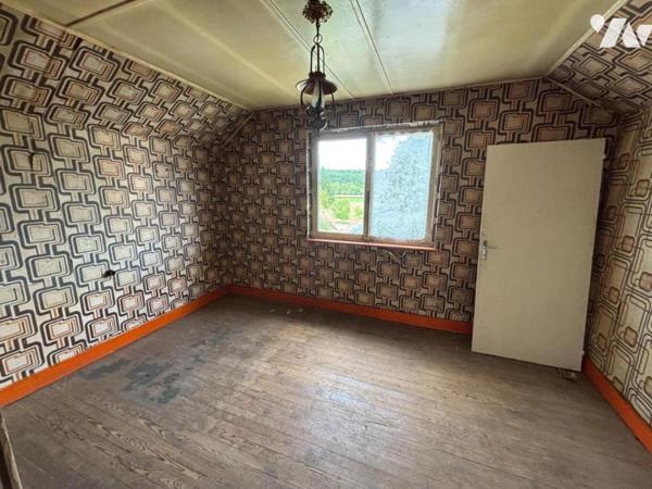 Maison 5 pièces (environ 90 m² habitables - A rénover totalement), située à proximité du centr