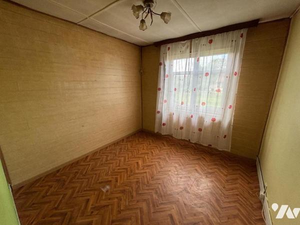 Maison 5 pièces (environ 90 m² habitables - A rénover totalement), située à proximité du centr