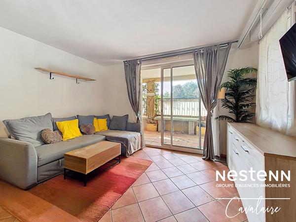 Centre-ville de la Croix Valmer, au calme, appartement 2 pièces d'environ 53 m² avec terrasse, stationnement et cave