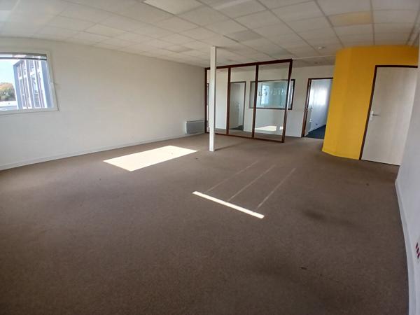 A VENDRE PLATEAU DE BUREAU DE 220m² zone de Laroiseau