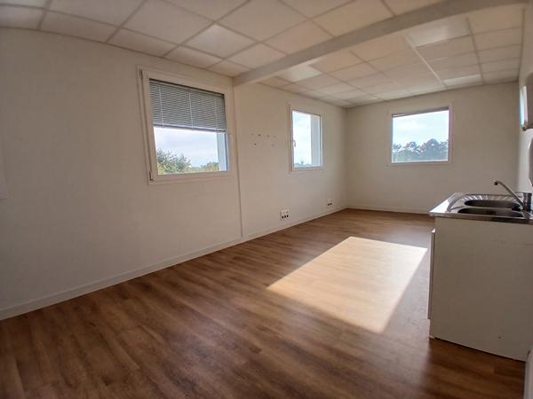 A VENDRE PLATEAU DE BUREAU DE 220m² zone de Laroiseau