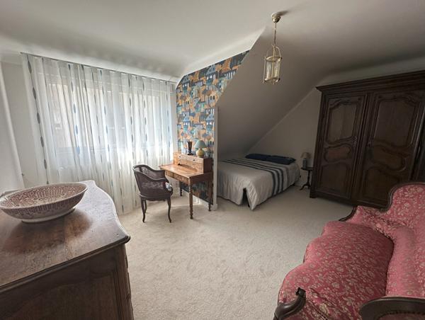 Concarneau, hypercentre : vaste maison de 192 m² avec jardin, à seulement 100 m des plages.