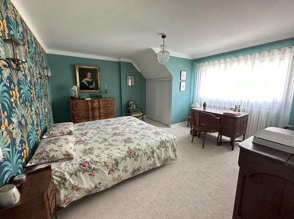 Concarneau, hypercentre : vaste maison de 192 m² avec jardin, à seulement 100 m des plages.