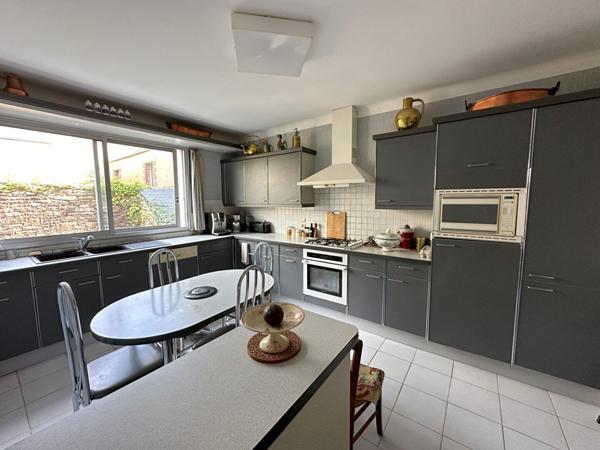 Concarneau, hypercentre : vaste maison de 192 m² avec jardin, à seulement 100 m des plages.