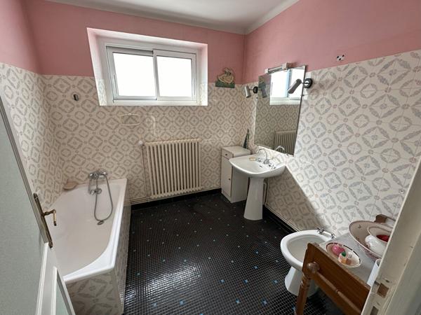 Concarneau, hypercentre : vaste maison de 192 m² avec jardin, à seulement 100 m des plages.