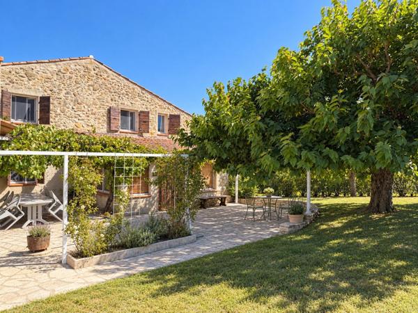 PIERRERUE – MAISON FAMILIALE, BEAU TERRAIN ET NOMBREUSES DÉPENDANCES