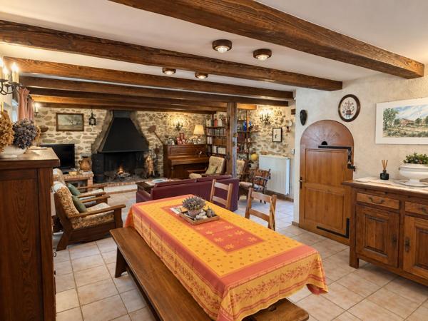 PIERRERUE – MAISON FAMILIALE, BEAU TERRAIN ET NOMBREUSES DÉPENDANCES