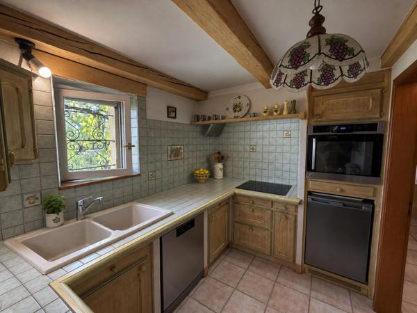 PIERRERUE – MAISON FAMILIALE, BEAU TERRAIN ET NOMBREUSES DÉPENDANCES