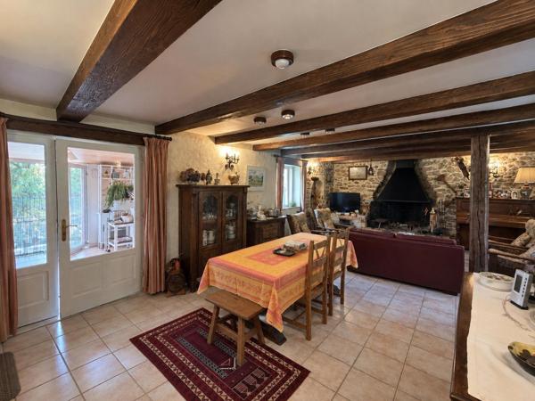 PIERRERUE – MAISON FAMILIALE, BEAU TERRAIN ET NOMBREUSES DÉPENDANCES