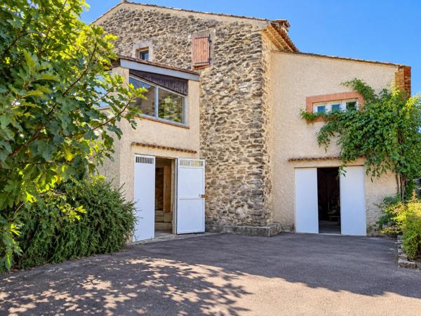 PIERRERUE – MAISON FAMILIALE, BEAU TERRAIN ET NOMBREUSES DÉPENDANCES