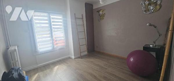 Emplacement idéal pour cette belle MAISON de 136 m² habitables sur un terrain de 355 m² avec un...