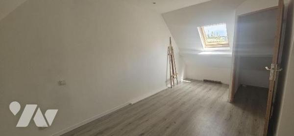 Emplacement idéal pour cette belle MAISON de 136 m² habitables sur un terrain de 355 m² avec un...