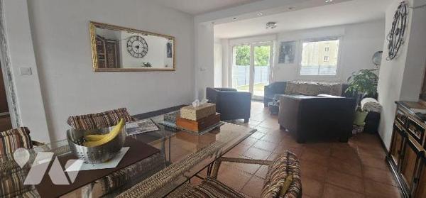 Emplacement idéal pour cette belle MAISON de 136 m² habitables sur un terrain de 355 m² avec un...