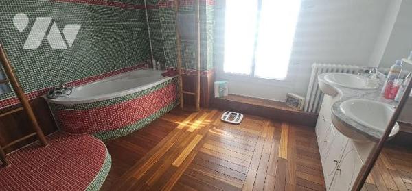 Emplacement idéal pour cette belle MAISON de 136 m² habitables sur un terrain de 355 m² avec un...