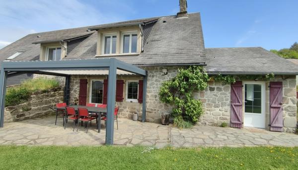 Maison de caractère en pierre avec dépendances et beau terrain plat à Roche le Peyroux 19160