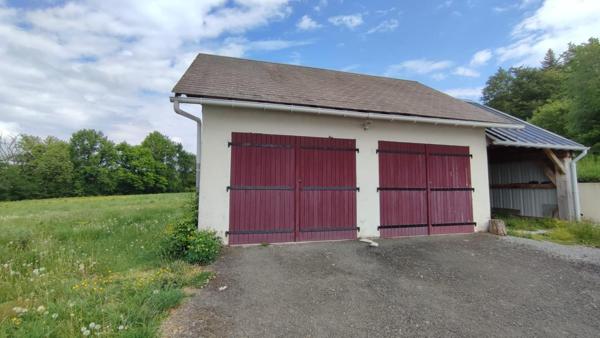 Maison de caractère en pierre avec dépendances et beau terrain plat à Roche le Peyroux 19160