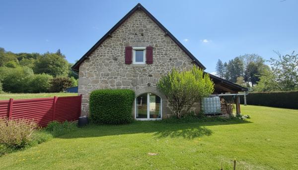 Maison de caractère en pierre avec dépendances et beau terrain plat à Roche le Peyroux 19160