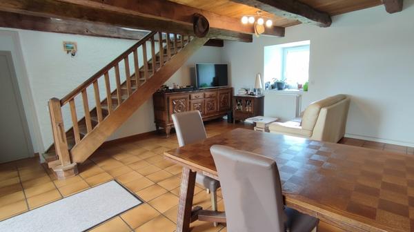 Maison de caractère en pierre avec dépendances et beau terrain plat à Roche le Peyroux 19160