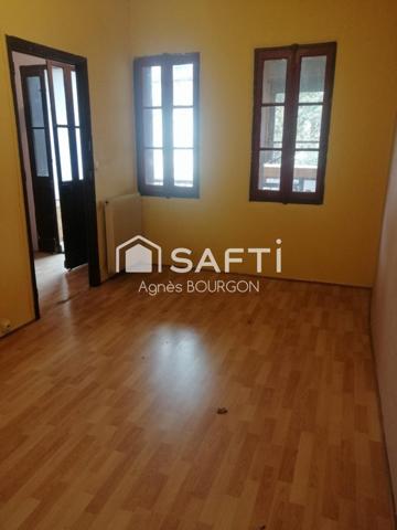 Chartreuse pleine de charme avec jardin à rénover.