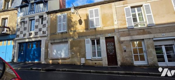 Hyper centre : maison de ville - 2 niveaux 5 pp 105 m² hab caves jardin - surface cadastrale 192m2