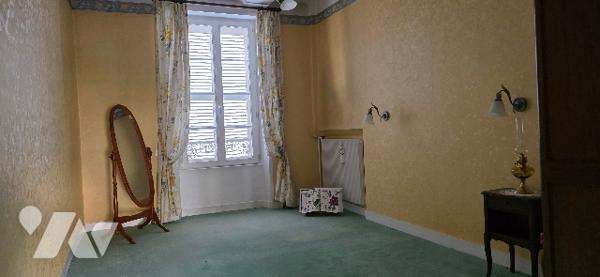 Hyper centre : maison de ville - 2 niveaux 5 pp 105 m² hab caves jardin - surface cadastrale 192m2