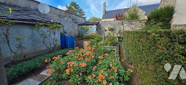 Hyper centre : maison de ville - 2 niveaux 5 pp 105 m² hab caves jardin - surface cadastrale 192m2