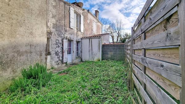 IDEAL INVESTISSEURS - T2 à rénover avec jardin et garage