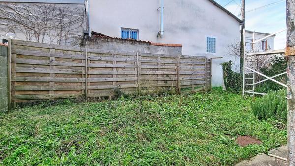 IDEAL INVESTISSEURS - T2 à rénover avec jardin et garage