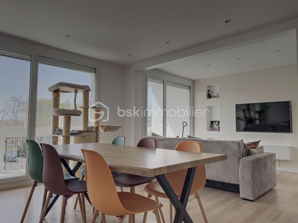 Très bel appartement rénové, situé dans la Résidence Stuart Mill.
Cet appartement, situé au 3ᵉ étage avec ascenseur, dispose d’une belle pièce à vivre baignée de lumière, d’une cuisine semi-ouverte donnant sur une loggia attenante faisant office de buanderie.
Il se compose également d’une salle d’eau avec douche à l’italienne, de deux chambres, un dressing ainsi que d’un WC indépendant.
Le bien bénéficie d’un joli balcon bien exposé et d’une cave.
L'appartement est climatisé.
De nombreuses places de stationnement sont disponibles au sein de la résidence, qui bénéficie également d’un gardien et d’un accès fermé et sécurisé.
Un appartement idéal et rare sur le secteur !