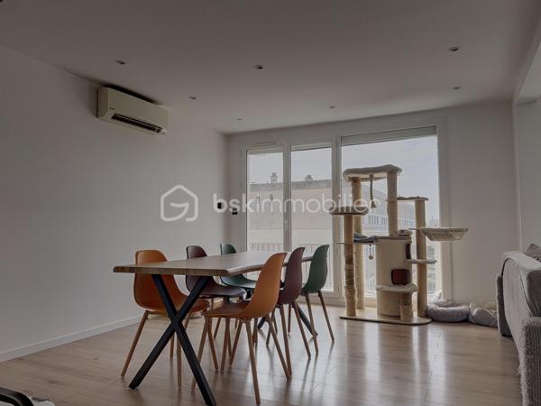 Très bel appartement rénové, situé dans la Résidence Stuart Mill.
Cet appartement, situé au 3ᵉ étage avec ascenseur, dispose d’une belle pièce à vivre baignée de lumière, d’une cuisine semi-ouverte donnant sur une loggia attenante faisant office de buanderie.
Il se compose également d’une salle d’eau avec douche à l’italienne, de deux chambres, un dressing ainsi que d’un WC indépendant.
Le bien bénéficie d’un joli balcon bien exposé et d’une cave.
L'appartement est climatisé.
De nombreuses places de stationnement sont disponibles au sein de la résidence, qui bénéficie également d’un gardien et d’un accès fermé et sécurisé.
Un appartement idéal et rare sur le secteur !