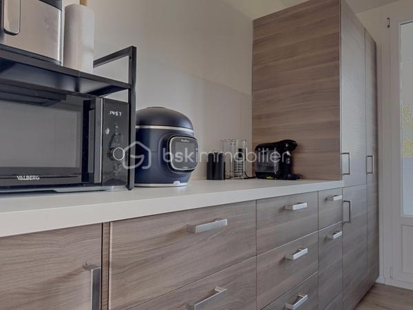 Très bel appartement rénové, situé dans la Résidence Stuart Mill.
Cet appartement, situé au 3ᵉ étage avec ascenseur, dispose d’une belle pièce à vivre baignée de lumière, d’une cuisine semi-ouverte donnant sur une loggia attenante faisant office de buanderie.
Il se compose également d’une salle d’eau avec douche à l’italienne, de deux chambres, un dressing ainsi que d’un WC indépendant.
Le bien bénéficie d’un joli balcon bien exposé et d’une cave.
L'appartement est climatisé.
De nombreuses places de stationnement sont disponibles au sein de la résidence, qui bénéficie également d’un gardien et d’un accès fermé et sécurisé.
Un appartement idéal et rare sur le secteur !