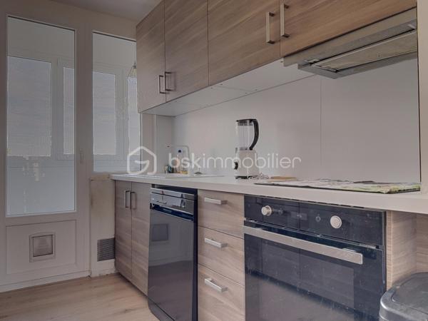 Très bel appartement rénové, situé dans la Résidence Stuart Mill.
Cet appartement, situé au 3ᵉ étage avec ascenseur, dispose d’une belle pièce à vivre baignée de lumière, d’une cuisine semi-ouverte donnant sur une loggia attenante faisant office de buanderie.
Il se compose également d’une salle d’eau avec douche à l’italienne, de deux chambres, un dressing ainsi que d’un WC indépendant.
Le bien bénéficie d’un joli balcon bien exposé et d’une cave.
L'appartement est climatisé.
De nombreuses places de stationnement sont disponibles au sein de la résidence, qui bénéficie également d’un gardien et d’un accès fermé et sécurisé.
Un appartement idéal et rare sur le secteur !