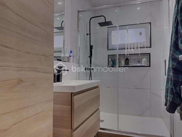 Très bel appartement rénové, situé dans la Résidence Stuart Mill.
Cet appartement, situé au 3ᵉ étage avec ascenseur, dispose d’une belle pièce à vivre baignée de lumière, d’une cuisine semi-ouverte donnant sur une loggia attenante faisant office de buanderie.
Il se compose également d’une salle d’eau avec douche à l’italienne, de deux chambres, un dressing ainsi que d’un WC indépendant.
Le bien bénéficie d’un joli balcon bien exposé et d’une cave.
L'appartement est climatisé.
De nombreuses places de stationnement sont disponibles au sein de la résidence, qui bénéficie également d’un gardien et d’un accès fermé et sécurisé.
Un appartement idéal et rare sur le secteur !