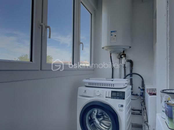 Très bel appartement rénové, situé dans la Résidence Stuart Mill.
Cet appartement, situé au 3ᵉ étage avec ascenseur, dispose d’une belle pièce à vivre baignée de lumière, d’une cuisine semi-ouverte donnant sur une loggia attenante faisant office de buanderie.
Il se compose également d’une salle d’eau avec douche à l’italienne, de deux chambres, un dressing ainsi que d’un WC indépendant.
Le bien bénéficie d’un joli balcon bien exposé et d’une cave.
L'appartement est climatisé.
De nombreuses places de stationnement sont disponibles au sein de la résidence, qui bénéficie également d’un gardien et d’un accès fermé et sécurisé.
Un appartement idéal et rare sur le secteur !
