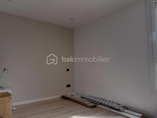 Très bel appartement rénové, situé dans la Résidence Stuart Mill.
Cet appartement, situé au 3ᵉ étage avec ascenseur, dispose d’une belle pièce à vivre baignée de lumière, d’une cuisine semi-ouverte donnant sur une loggia attenante faisant office de buanderie.
Il se compose également d’une salle d’eau avec douche à l’italienne, de deux chambres, un dressing ainsi que d’un WC indépendant.
Le bien bénéficie d’un joli balcon bien exposé et d’une cave.
L'appartement est climatisé.
De nombreuses places de stationnement sont disponibles au sein de la résidence, qui bénéficie également d’un gardien et d’un accès fermé et sécurisé.
Un appartement idéal et rare sur le secteur !