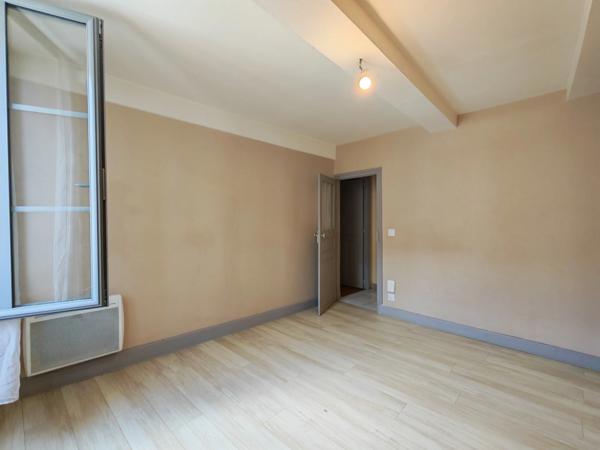 Immeuble de rapport avec T2 loué, T4 libre et garage à Pavie. Idéal investisseur.
